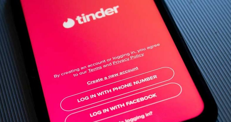 What causes the "Update profile error" error on Tinder